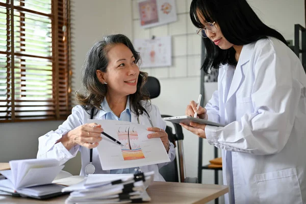 Professionnel Magnifique Senior Asiatique Médecin Dermatologue Expliquant Une Information Préalable — Photo