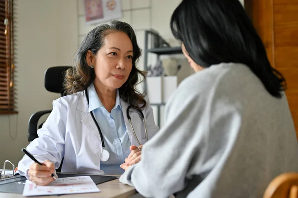 Professionnel Senior Asiatique Femme Médecin Rencontre Patiente Pour Expliquer Résumer — Photo