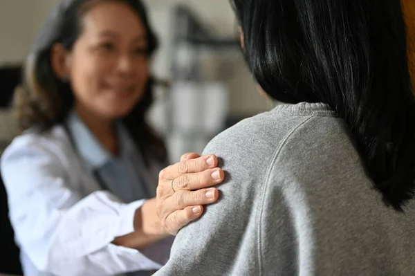 Une Femme Médecin Asiatique Âgée Touchant Épaule Pour Réconforter Soutenir — Photo