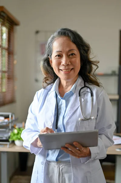 Attrayant Professionnel Médecin Asiatique Senior Femme Dans Une Robe Blanche — Photo