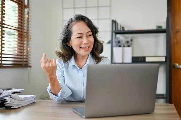 Professionelle Und Hinreißende Asiatische Geschäftsfrau Oder Chefin Die Ihrem Schreibtisch — Stockfoto