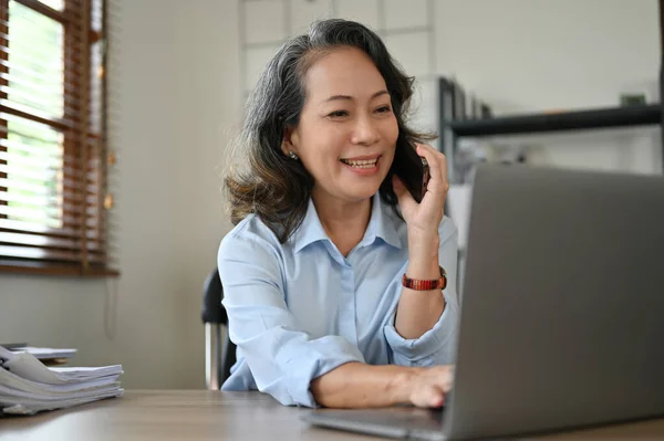 Attraktive Und Professionelle Asiatische Geschäftsfrau Alter Oder Managerin Telefon Mit — Stockfoto