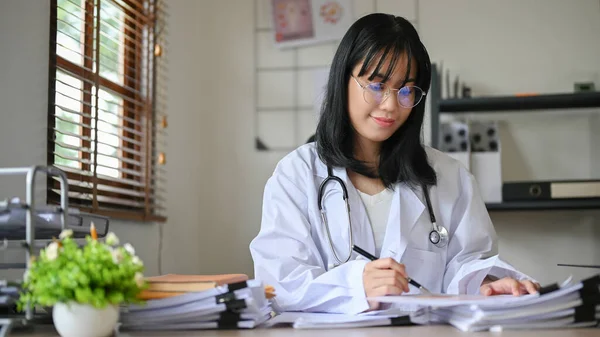 Profissional Milenar Asiático Médico Especialista Vestido Branco Trabalhando Sua Papelada — Fotografia de Stock