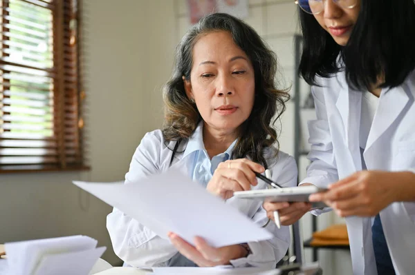Médecine Asiatique Principale Professionnelle Cardiologue Montrant Expliquant Une Information Médicale — Photo