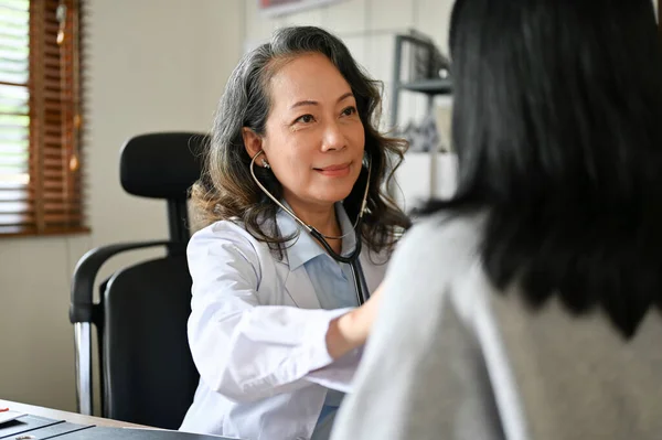 Une Cardiologue Asiatique Senior Professionnelle Vérifie Utilisant Stéthoscope Pour Écouter — Photo