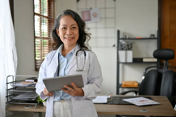 Professionnel Confiant Médecin Asiatique Senior Femme Robe Blanche Avec Stéthoscope — Photo