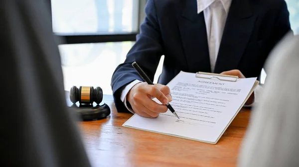 Професійний Успішний Чоловік Адвокат Офіційному Костюмі Який Показує Договірну Роботу — стокове фото