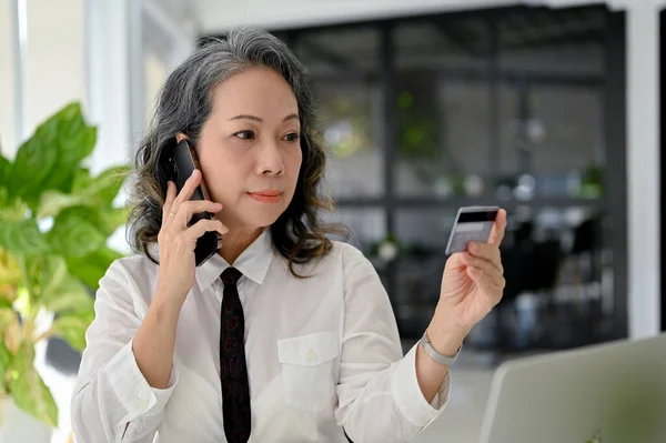 Attraktive Asiatische Geschäftsfrau Alter Hält Eine Kreditkarte Der Hand Und — Stockfoto