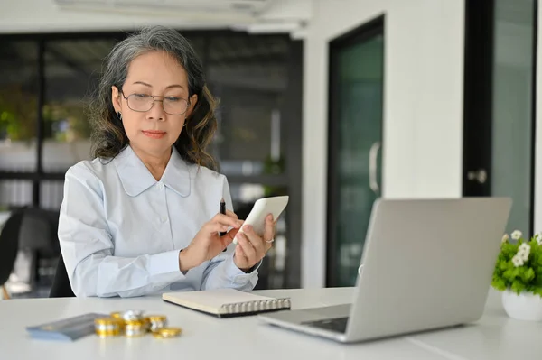 Professionell Och Smart Asiatisk Äldre Kvinnlig Revisor Med Hjälp Miniräknare — Stockfoto