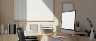 Bilgisayarın bilgisayar modellemesi ve ofis malzemelerinin ahşap masa, ahşap dolap ve duvarda beyaz çerçeve modeliyle minimum konforlu ofis içi tasarımı. 3d görüntüleme, 3d illüstrasyon