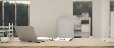Bilgisayarı, panosu, ofis aksesuarları ve ahşap masa üstünde bulanık ofis arkaplanı olan modern ofis masası çalışma alanı. arka plan, yakın plan görüntü. 3d görüntüleme, 3d illüstrasyon