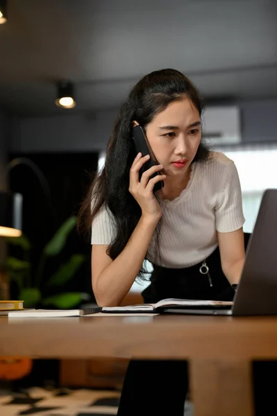 Portrait Professional Young Asian Businesswoman Female Boss Talking Phone Her — Stock Photo, Image