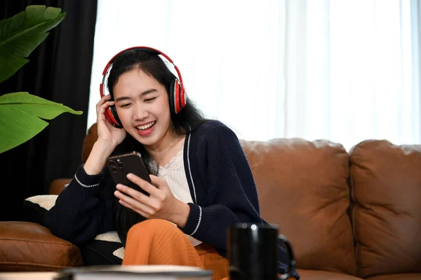 Гарненька Весела Дівчина Азії Яка Слухає Музику Через Свої Сучасні — стокове фото