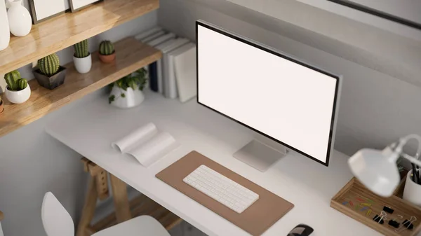 Ein Moderner Schreibtischarbeitsplatz Mit Weißen Desktop Computer Attrappen Tastatur Büroaccessoires — Stockfoto