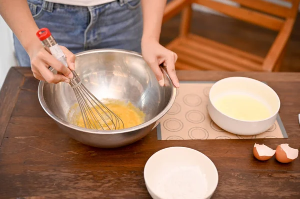 女性は台所で手作りのカップケーキを作り 柔らかいバター 卵を混ぜ合わせボウルに入れます 切り取られた画像 — ストック写真