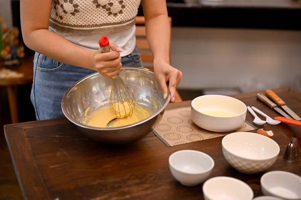 女性は自宅のキッチンで手作りのカップケーキを作り 柔らかいバター 小麦粉を混ぜ合わせボウルに入れます 切り取られた画像 — ストック写真