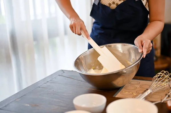 台所でおいしいカップケーキを焼く女性パン屋 混合物が組み合わされるまでプラスチック製のへらでボウルに小麦粉の混合物を泡立て器 カップケーキのレシピコンセプト 切り取られた画像 — ストック写真