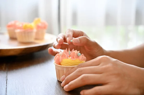 Close Uitzicht Van Vrouw Versieren Haar Zelfgemaakte Cupcake Keuken — Stockfoto