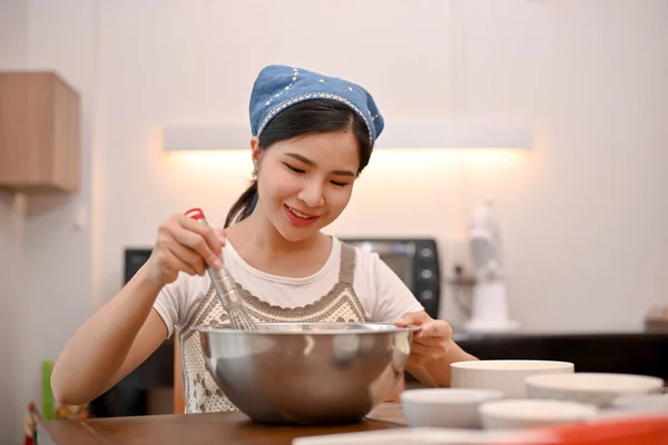 Ελκυστική Νεαρή Ασιατική Θηλυκό Χτυπώντας Αλεύρι Cupcake Στην Κουζίνα Αναμειγνύοντας — Φωτογραφία Αρχείου