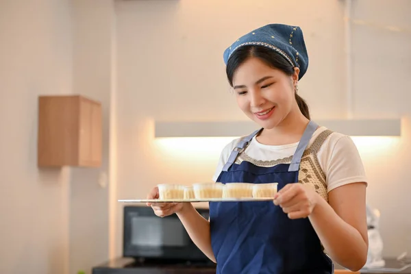 Linda Encantadora Jovem Asiática Padeiro Segurando Uma Bandeja Cupcake Caseiro — Fotografia de Stock