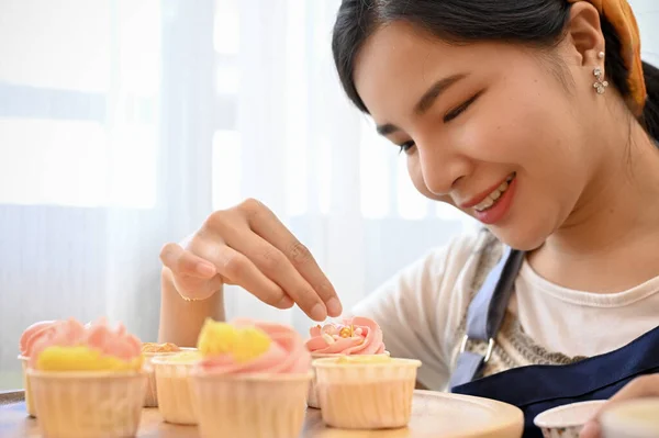 Ung Glad Kvinna Dekorera Sin Nybakade Hembakade Cupcake Köket Hobby — Stockfoto