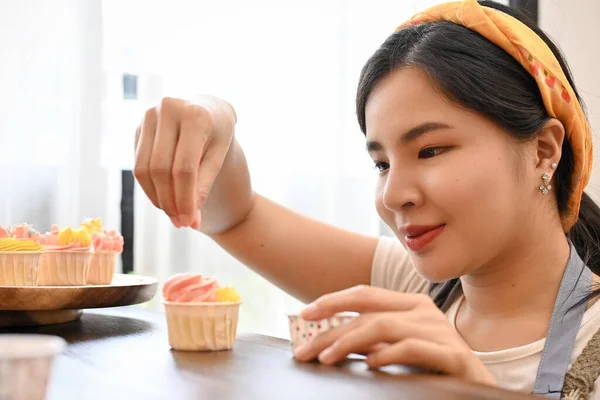 Ung Vacker Asiatisk Kvinna Dekorera Hemlagad Cupcake Köket — Stockfoto