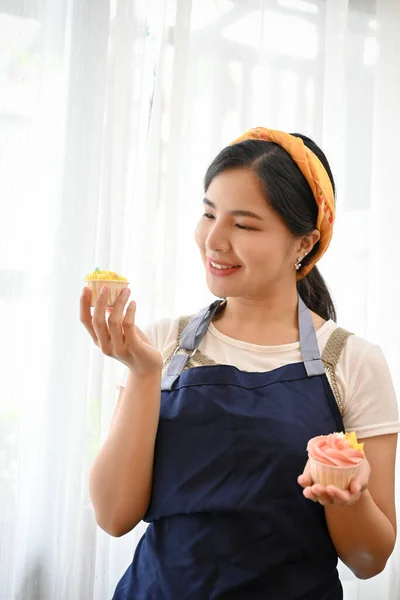 若いです美しいアジアの女性作るカップケーキ 自家製カップケーキで白いキッチン — ストック写真