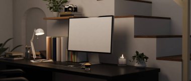 Modern çağdaş ev çalışma alanı geceleri bilgisayar modellemesi, masa lambası ve aksesuarları merdivenlerin yanındaki siyah masada. 3d görüntüleme, 3d illüstrasyon