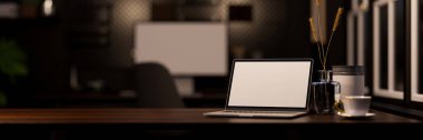 Not defteri beyaz ekran maketi, dekor ve fotokopi alanı. Ürününüzün görüntüsü arka plandaki bulanık modern karanlık ofis odasında. 3d görüntüleme, 3d illüstrasyon