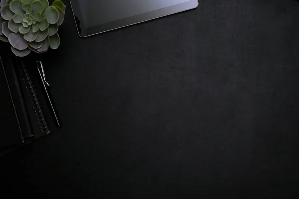 Moderne Stijlvolle Zwarte Werkruimte Bovenaanzicht Met Digitale Tablet Pen Decorplant — Stockfoto