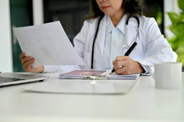 Professionista Asiatica Anziana Medico Femminile Concentrandosi Sulla Sua Ricerca Medica — Foto Stock
