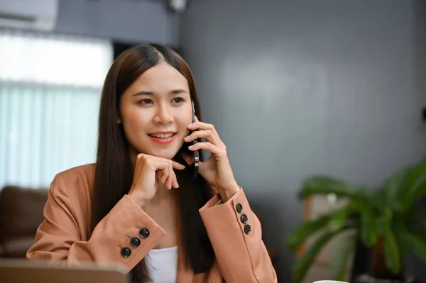 自信而华丽的亚洲女商人或女执行经理在电话中与客户交谈 在电话中处理商务工作 — 图库照片