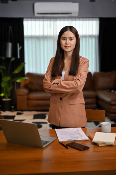 Портрет Професійна Успішна Молода Азійська Бізнесменка Або Менеджер Жіночої Статі — стокове фото