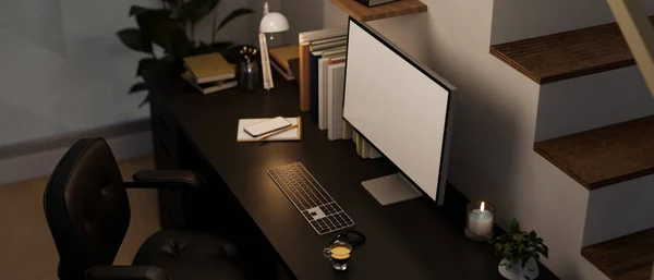 가정일은 저녁에 디자인 데스크 컴퓨터 테이블 사무실 의자의 액세서리 근처에 — 스톡 사진