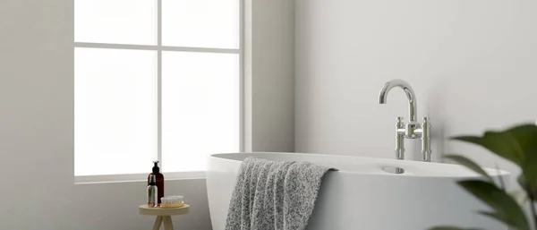Moderní Elegance Bílá Koupelna Design Interiéru Luxusní Vanou Ručníkem Vnitřní — Stock fotografie