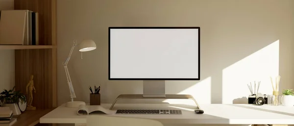 데스크톱 컴퓨터 흉내와 테이블 액세서리를 최소의 화이트 하우스 사무실 디자인 — 스톡 사진
