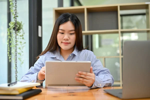 아시아의 매력적 사업가나 사무직 근로자 사무실 책상에 디지탈 태블릿으로 일하느라 — 스톡 사진