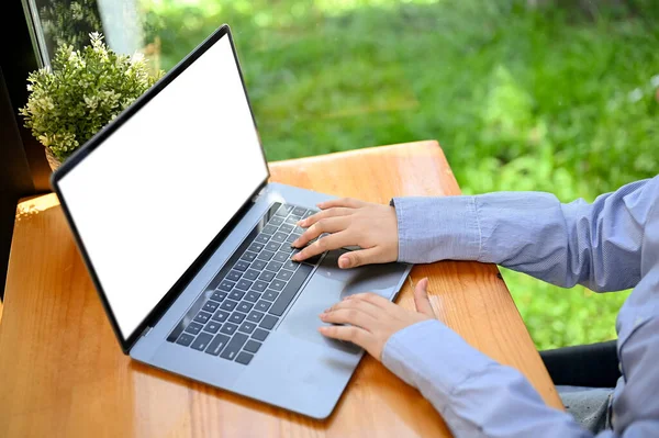 Uma Mulher Negócios Mulher Usando Computador Portátil Digitando Teclado Pesquisando — Fotografia de Stock