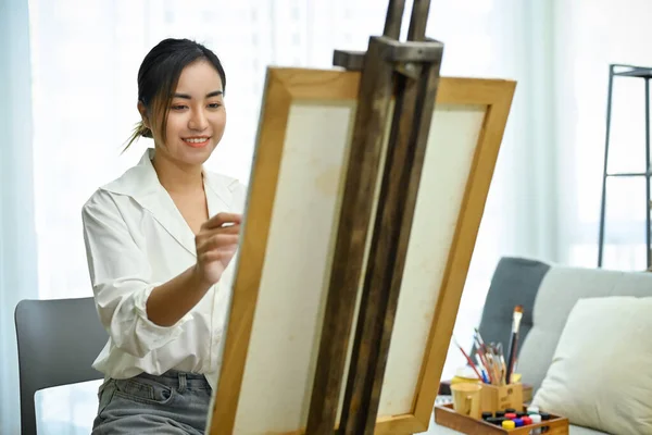 Vacker Begåvad Asiatisk Kvinnlig Konstnär Färga Hennes Konstverk Stor Staffli — Stockfoto