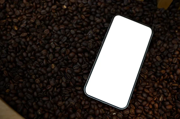 Üst Manzara Beyaz Ekranlı Akıllı Telefon Modeli Kahve Çekirdekleri Üzerinde — Stok fotoğraf