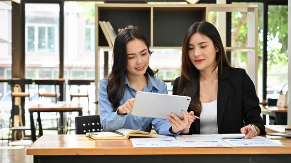 Duas Belas Empresárias Asiáticas Milenares Funcionárias Marketing Remotas Trabalhando Café — Fotografia de Stock