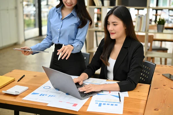 Empresaria Asiática Profesional Gerente Financiero Femenino Capacitando Nuevo Personal Comprobando —  Fotos de Stock