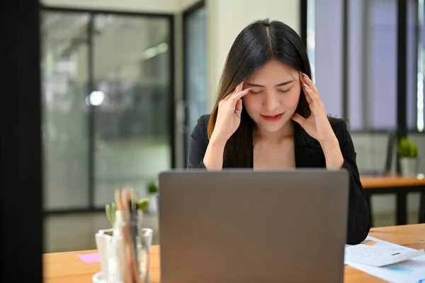 Joven Mujer Negocios Asiática Estresada Agotada Trabajadora Oficina Sentada Escritorio — Foto de Stock