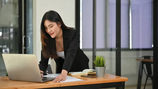 Preciosa Exitosa Mujer Negocios Asiática Jefe Femenino Apoyado Mesa Trabajo —  Fotos de Stock