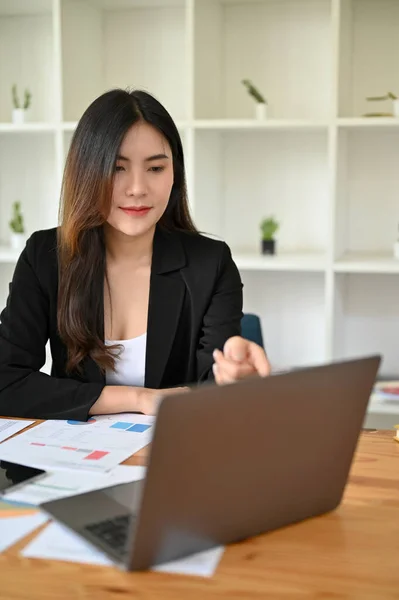 Portret Mooie Jonge Aziatische Zakenvrouw Vrouwelijke Accountant Zoek Naar Laptop — Stockfoto