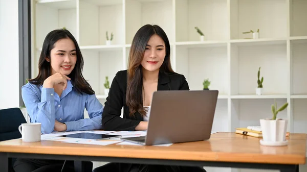 Atractiva Joven Empresaria Asiática Trabajadora Oficina Que Trabaja Con Colega —  Fotos de Stock