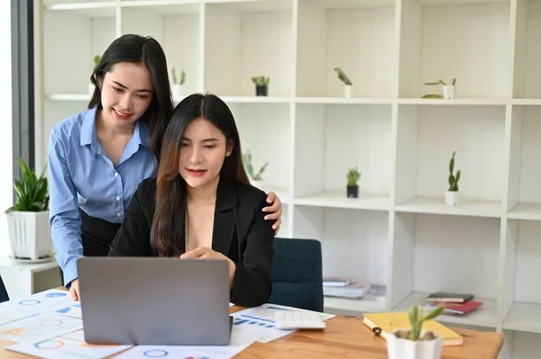 Vriendelijke Gelukkige Aziatische Vrouwelijke Baas Manager Ondersteunt Haar Vrouwelijke Assistent — Stockfoto