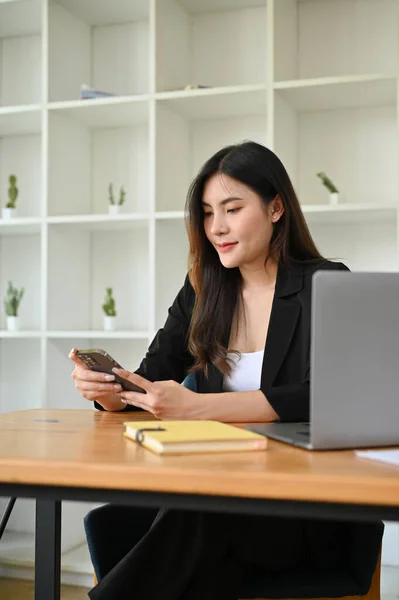 Portrait Attractive Millennial Asian Businesswoman Contact Her Business Partner Her — Stock Photo, Image