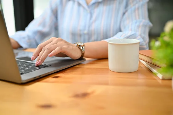 Abgeschnittenes Bild Asiatische Geschäftsfrau Tippt Auf Laptop Tastatur Benutzt Laptop — Stockfoto