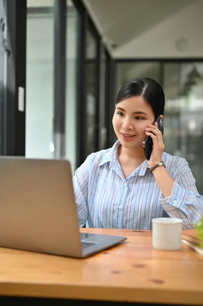 Portrait Attractive Gorgeous Millennial Asian Businesswoman Female Assistant Talking Phone — Stock Photo, Image